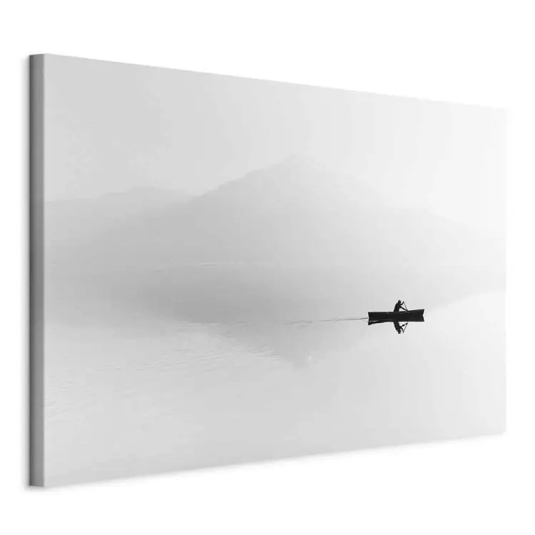 Contours de montagnes dans le brouillard - bateau solitaire