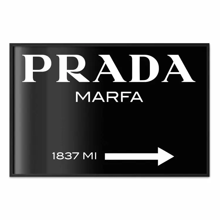 Prada en noir - inscription blanche de la marque de mode sur fond noir