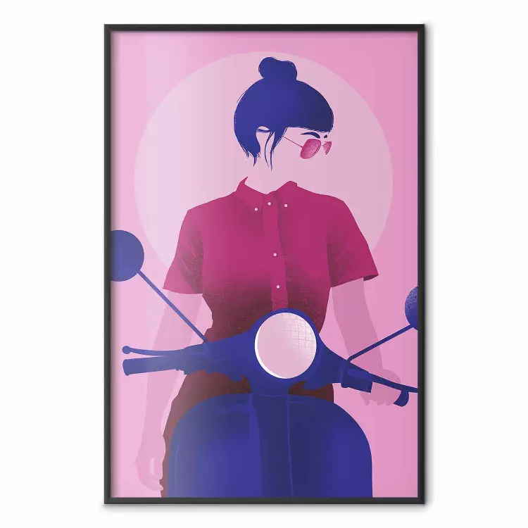 Femme en scooter - femme sur moto en rose pastel