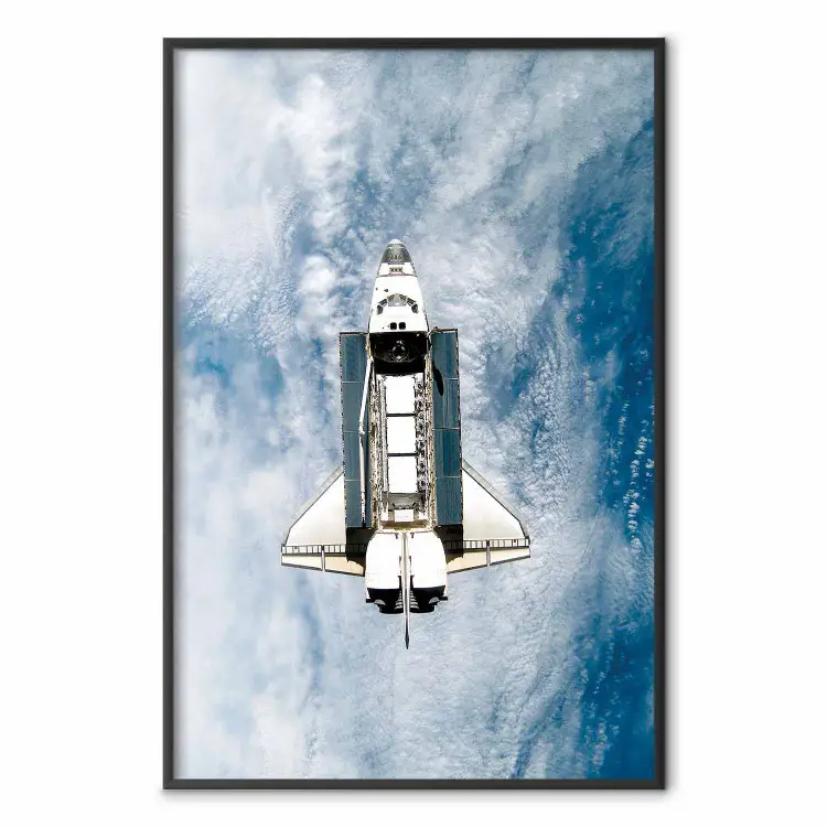 Navette spatiale - navette blanche sur fond de nuages et océans
