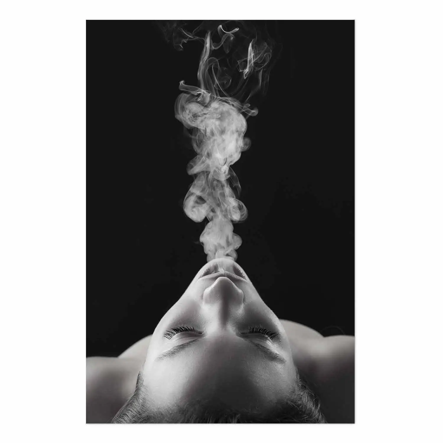 elfbar nachfüll pod läuft aus Cigarette électronique Avec 2 Bouteilles Et Nuages De Fumée Photo stock main image 0
