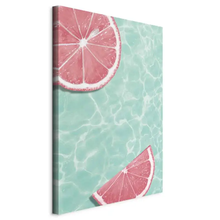 Pamplemousse flottant dans l'eau turquoise - une abstraction estivale