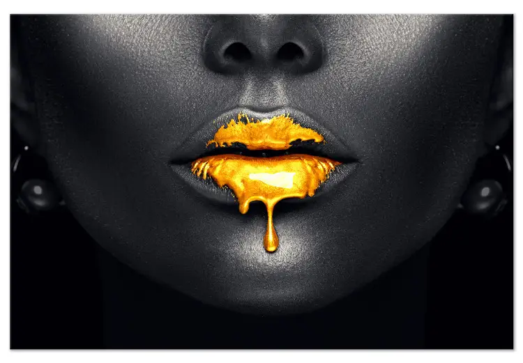 Lèvres dorées - lèvres féminines couvertes d’or sur fond noir