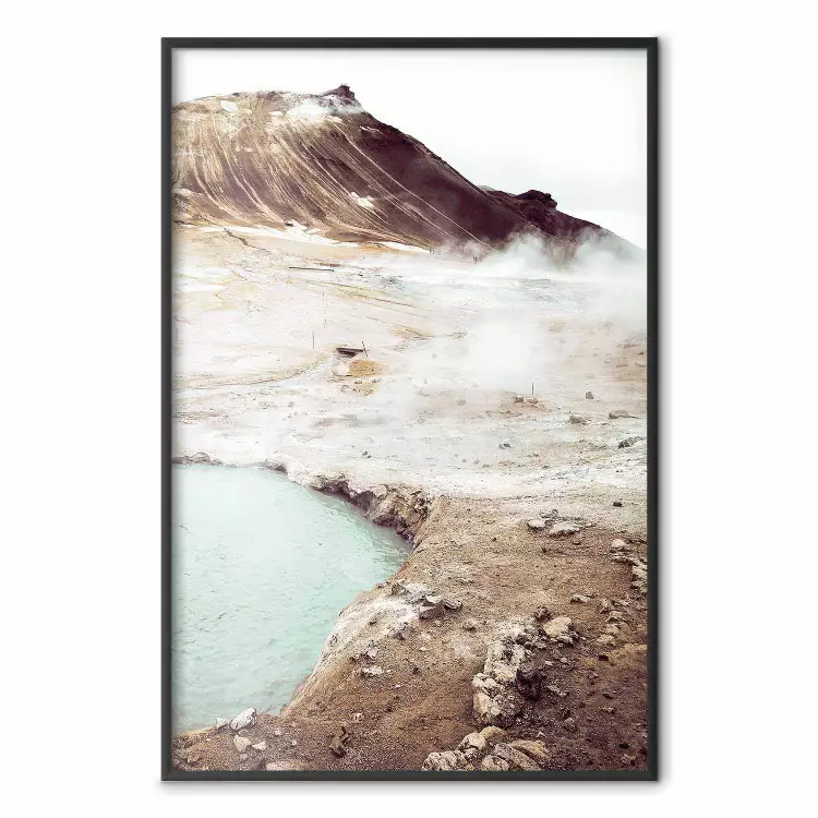 Sentier brumeux - paysage montagneux et eau dans des tons chauds