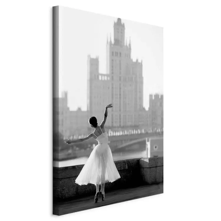 Danse au Bord de l'Eau vertical - ville avec femme