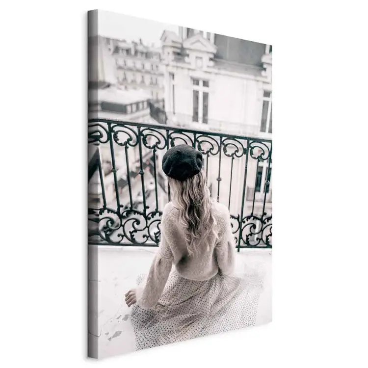 Rêverie de Mai vertical - femme sur un balcon à Paris