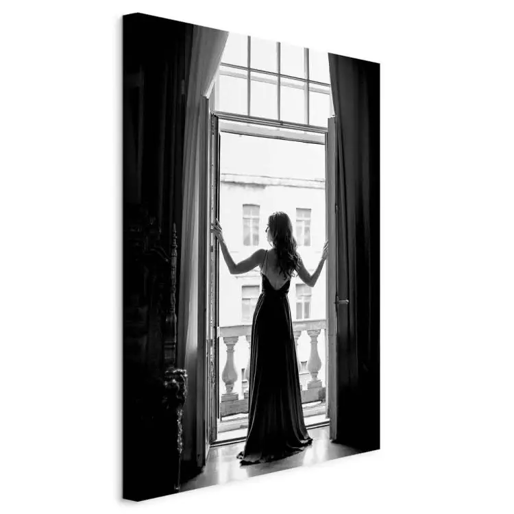 Femme à la fenêtre - une silhouette d'une femme en noir et blanc