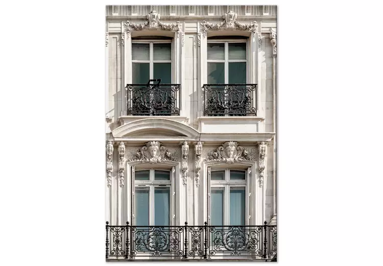 Fenêtre dans un immeuble - une photo de l'architecture parisienne