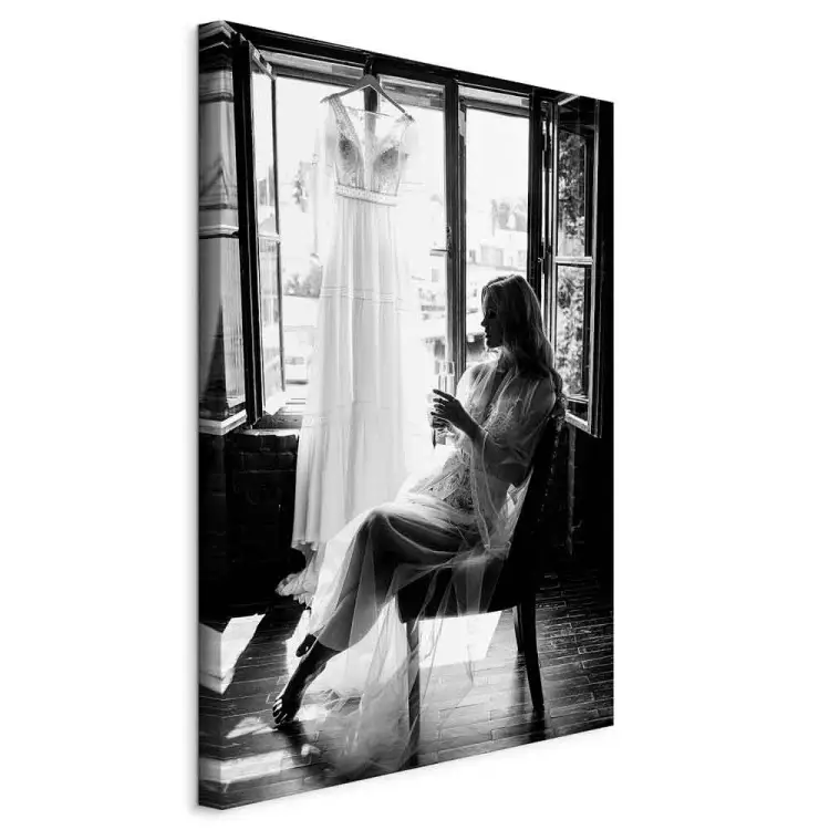 Femme et robe de mariée - une femme assise en noir et blanc