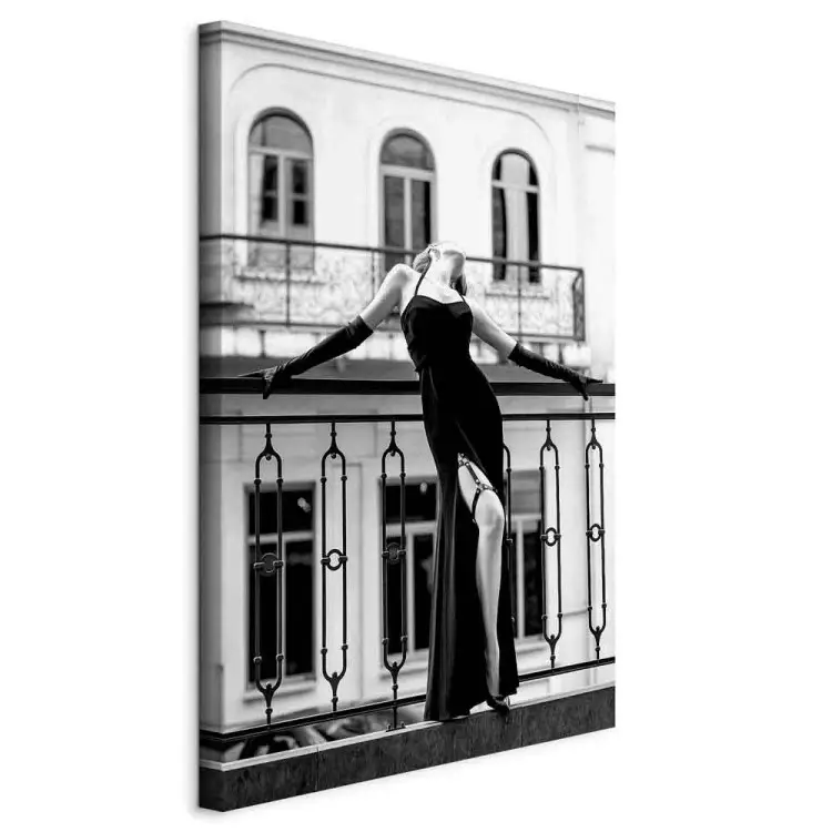 Femme dansante - une personne sur le balcon en noir et blanc