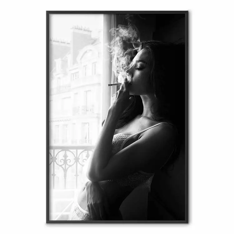 Femme fumant une cigarette - photographie en noir et blanc