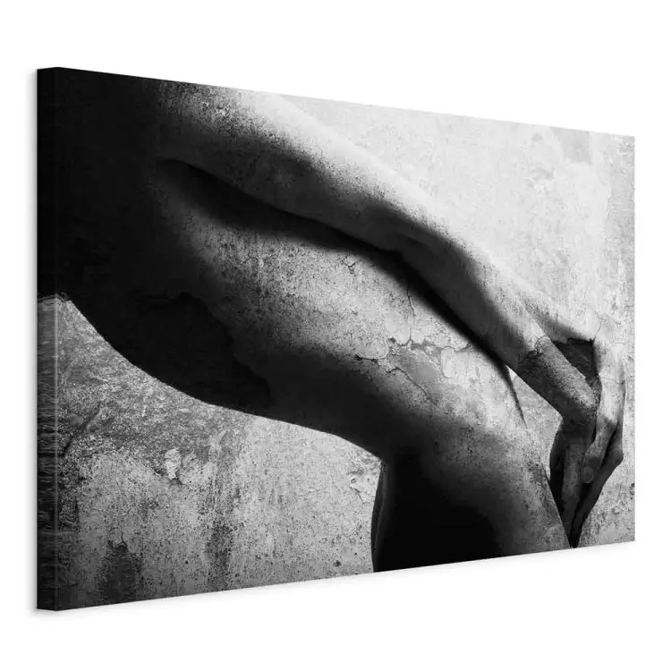Corps féminin - une composition en noir et blanc imitatant la pierre