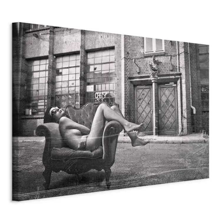 Femme dans un fauteuil - une photo en noir et blanc de style glamour