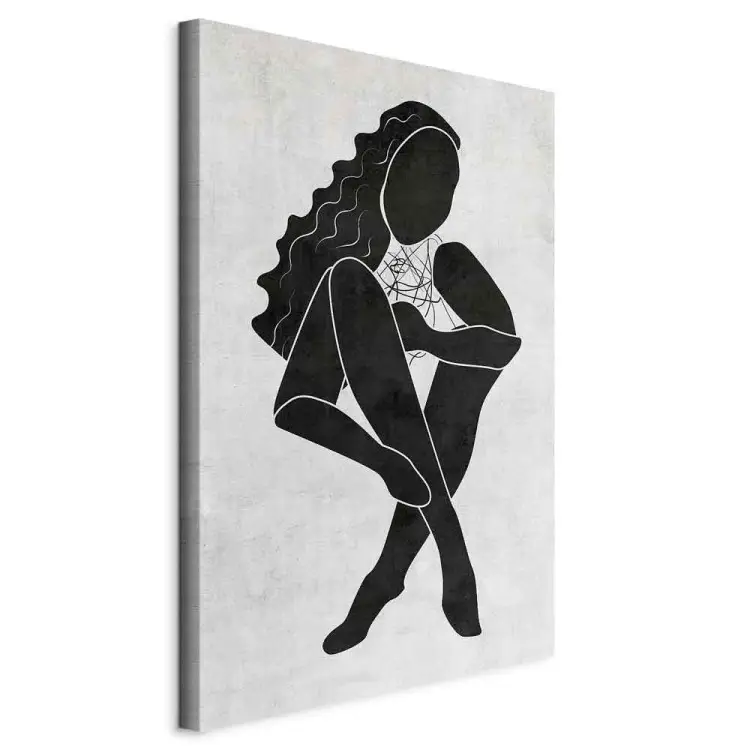 Femme assise - une silhouette noire d'une femme sur fond gris