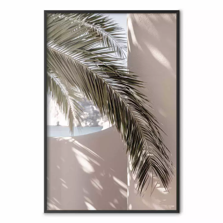 Terrasse avec vue sur mer - feuilles de palmier sur fond de mur clair