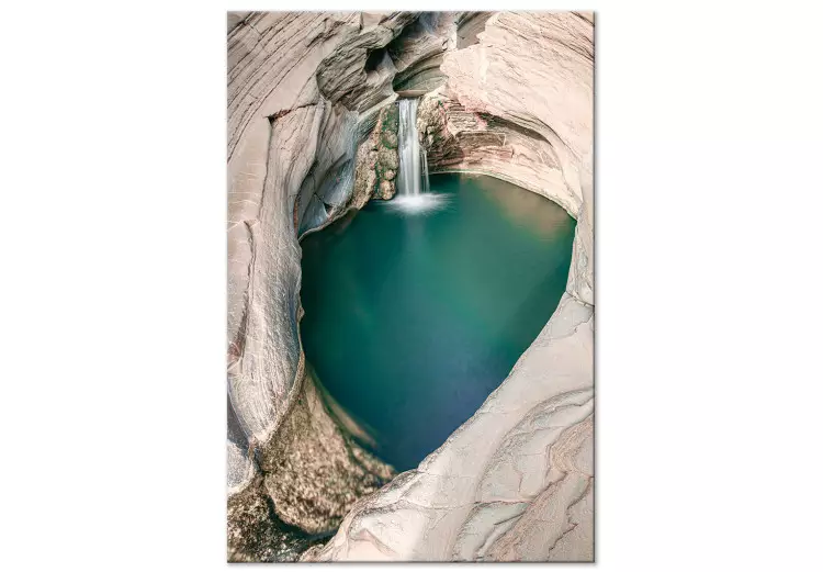 Baie fermée - une photo avec une cascade turquoise