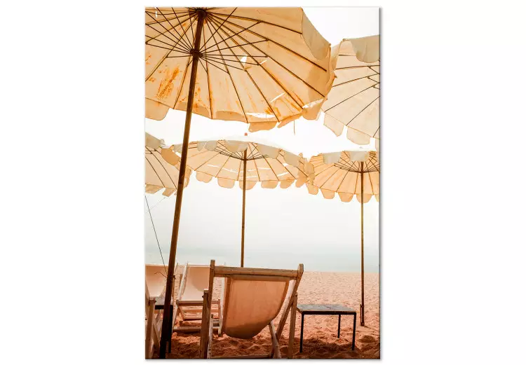 Parasols sur la plage - un paysage avec la mer Méditerranée