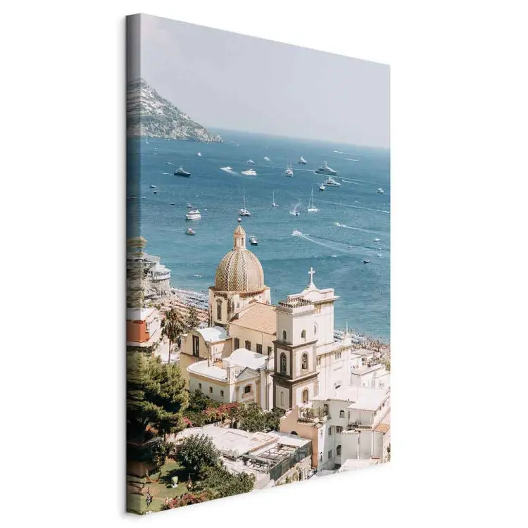 Vue depuis la côte - un paysage marin avec l'architecture italienne
