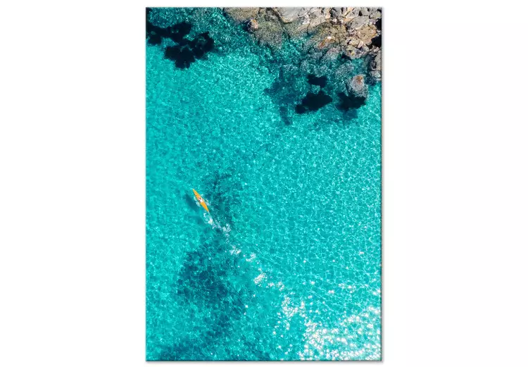 Eau d'azur -un paysage marin avec de l'eau claire et un canot jaune