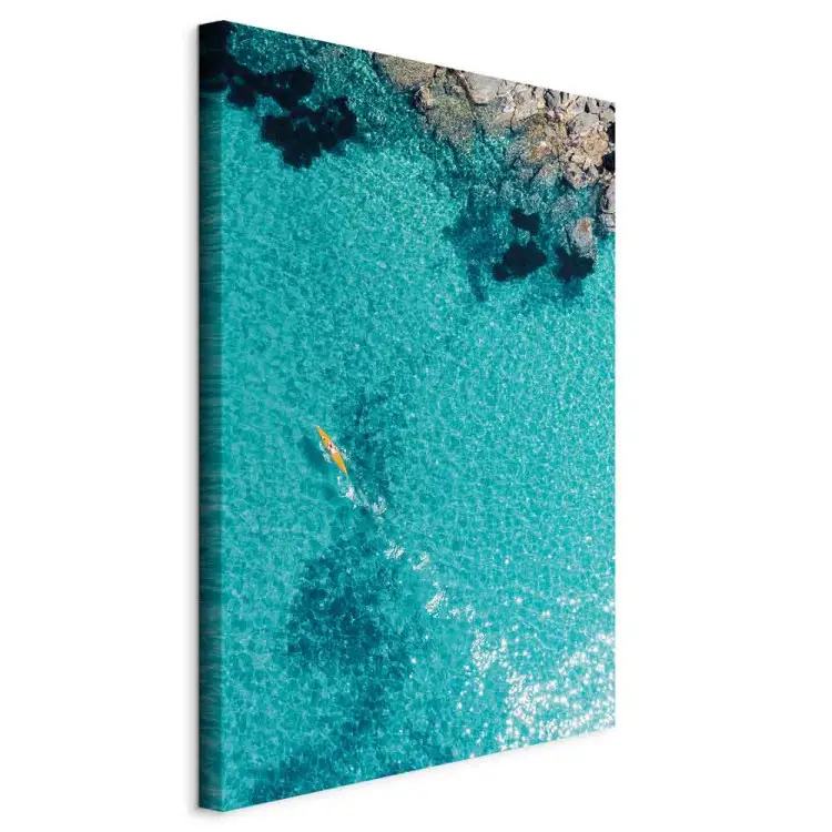 Eau d'azur -un paysage marin avec de l'eau claire et un canot jaune