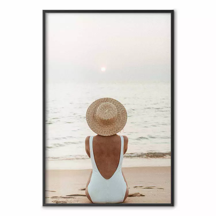 Repos sur plage - femme assise sur sable admirant le coucher de soleil
