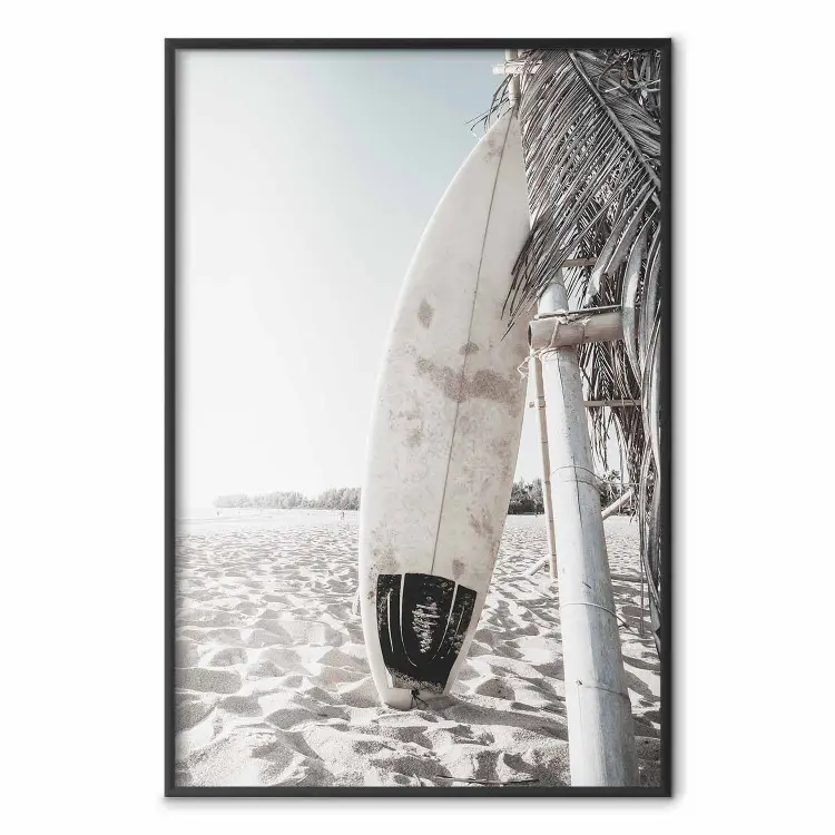 Planche de surf - paysage estival de plage de sable sur fond de ciel