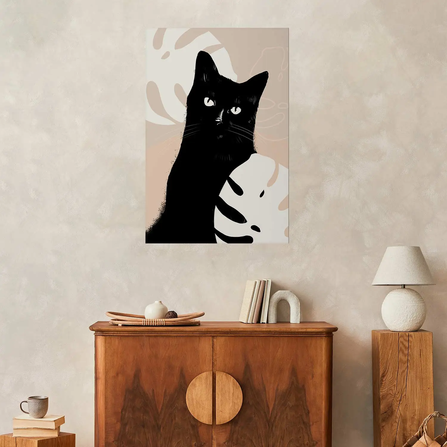 Poster Chat noir - image du chat et feuiles de monstera sur un fond beige -  bimago.fr