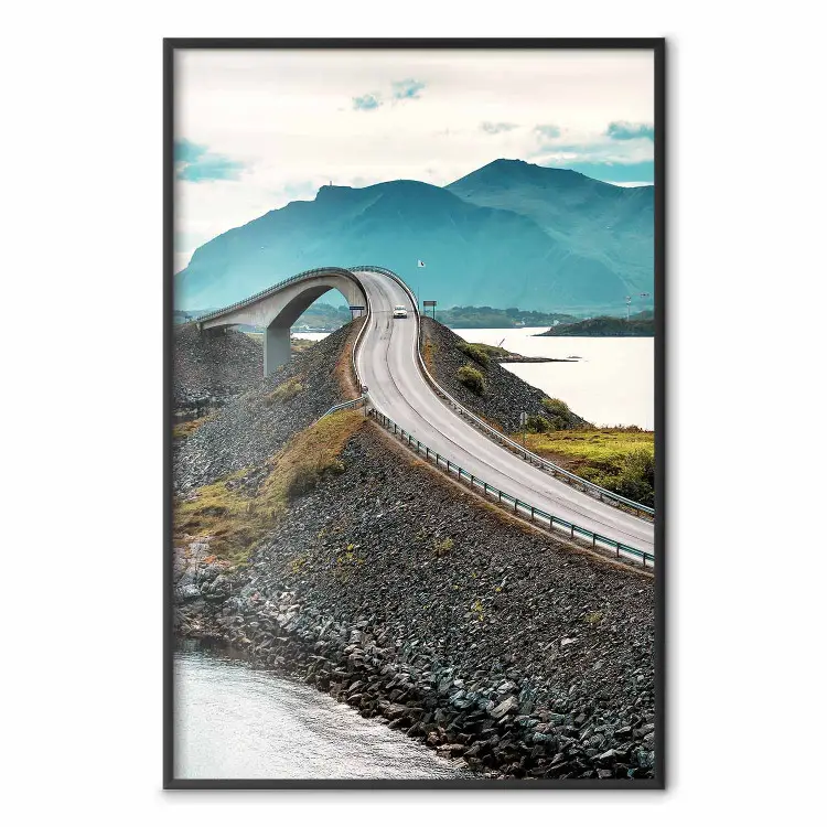 Route à travers les fjords - paysage d'un pont en montagne
