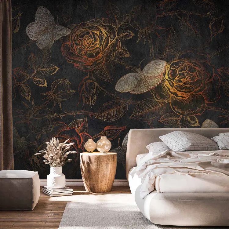 Plantes magiques de la nuit - roses dorées et insectes gris sur fond sombre
