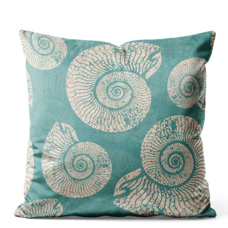 Coquilles d'escargots - composition organique sur fond bleu