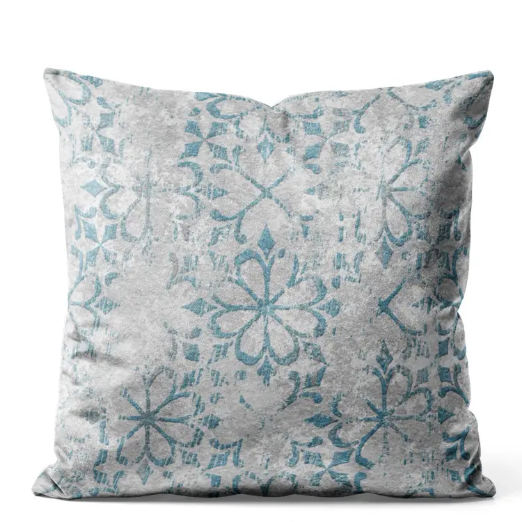 Ornement bleu - motif floral sur fond gris texturé
