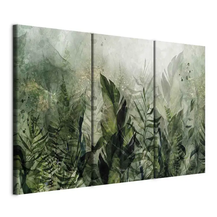 Plantes tropicales - grandes feuilles vertes dans la rosée brumeuse