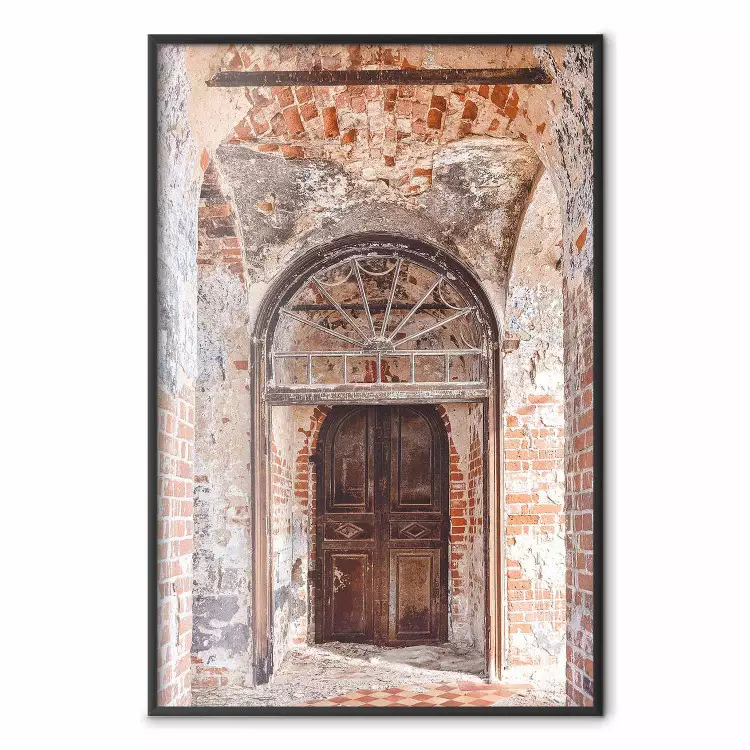 Une arche ornée - une porte en bois dans un ancien bâtiment en briques