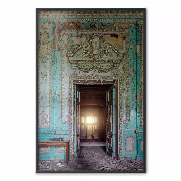 Décoration historique - Entrée décorée dans un bâtiment abandonné