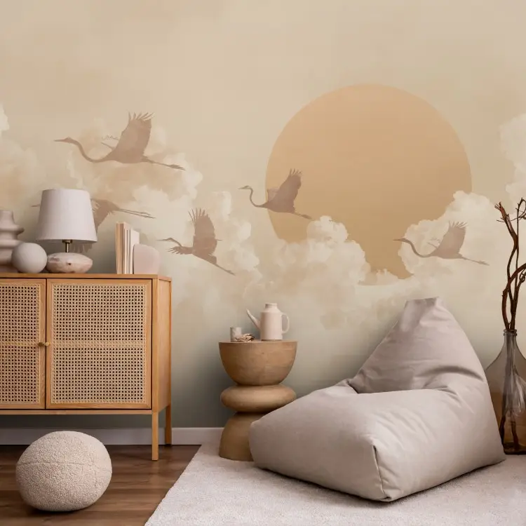 Oiseaux au coucher du soleil - des grues volant sur fond de soleil et de nuages légers