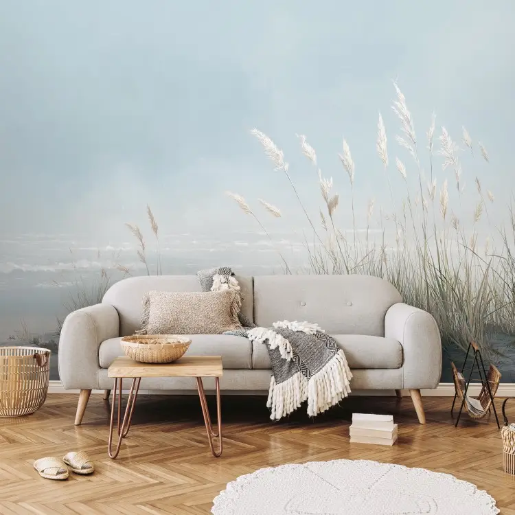 Paysage de plage - dunes lumineuses et végétation dans une brume marine délicate