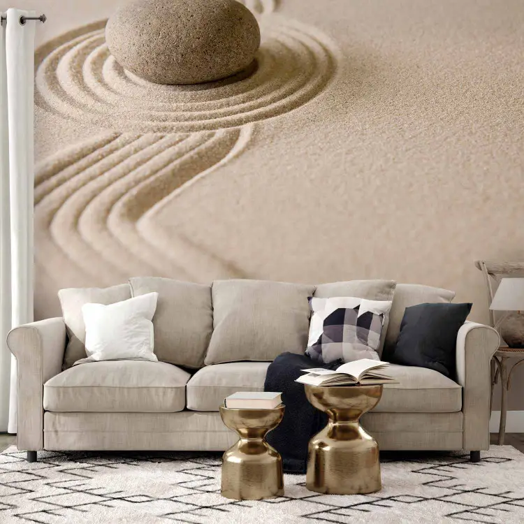 Jardin zen avec sable - pierre sur sable disposé en lignes géométriques
