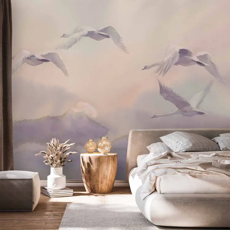 Cygnes en vol - oiseaux sur fond de ciel clair